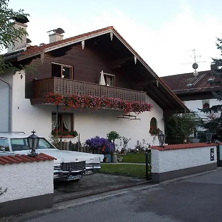 In Lot Space & Option Cooking & Terrace - 9 Km From A8 Highway & Superfast Self Checkin Homestay szállás Bruckmühl